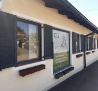 Predaj gastro priestoru, Hornerstraße, Hornerstraße, Hollabrunn - Budova s čiernymi okenicami, na ulici Hornerstraße s gastro priestormi, ponúka teplú kuchyňu.