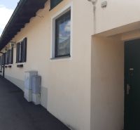 Predaj gastro priestoru, Hornerstraße, Hornerstraße, Hollabrunn - Jednoduchá biela budova na ulici Hornerstraße s oknami vhodná pre gastro priestory.