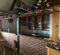 Predaj gastro priestoru, Hornerstraße, Hornerstraße, Hollabrunn - Tehlový barový pult s drevenými prvkami, na ulici Hornerstraße, vhodný pre gastro priestory.