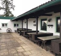 Predaj gastro priestoru, Hornerstraße, Hornerstraße, Hollabrunn - Terasa s drevenými lavicami, stoly a osvetlením. Dokonalé gastro priestory na ulici Hornerstraße.