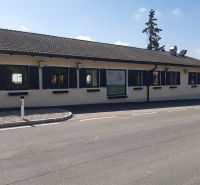Predaj gastro priestoru, Hornerstraße, Hornerstraße, Hollabrunn - Exteriér budovy na ulici Hornerstraße s gastro priestormi a parkovaním pred vchodom.