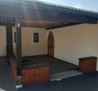 Predaj gastro priestoru, Hornerstraße, Hornerstraße, Hollabrunn - Drevený prístrešok s vchodovými dverami a tehlovým obkladom, vhodný pre Gastro priestory.
