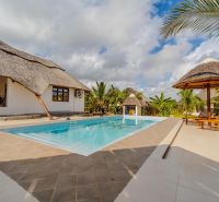 ZARIA GARDEN BUNGALOWS - Tradičná strecha s bazénom a ležadlami v tropickom prostredí na výstavbu domov.