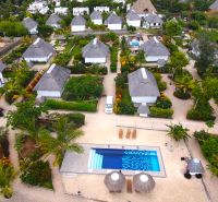 ZARIA GARDEN BUNGALOWS - Areál s bazénom obklopený exotickými bungalovmi a zeleňou, ideálny pre výstavbu domov.