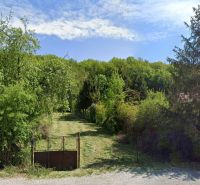 Stavebné pozemky s projektom 2 samostatných RD v obci Baška-časť Maša - Pokojný lesný pozemok ideálny na bývanie, s prístupom cez bránu.