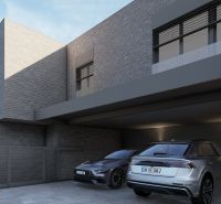 Stavebné pozemky s projektom 2 samostatných RD v obci Baška-časť Maša - Moderná rezidencia s elegantnou architektúrou, priestrannou garážou a prestížnymi automobilmi, ideálne pre bývanie.