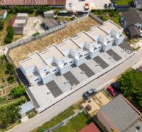 SKOLAUDOVANÉ! Novostavba štvorizbových rodinných domov v Hornej Strede - Výstavba domov v Hornej Strede na ulici Horná Streda, radová zástavba so štrkovou prístupovou cestou.