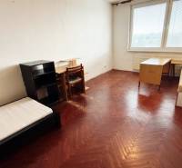 Na predaj : 3 izbový byt , centrum , Levice - Svetlá izba s jednoduchým zariadením a drevenou podlahou. Výrazné sú okná a 3-izbový byt.