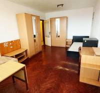 Na predaj : 3 izbový byt , centrum , Levice - Izba obsahuje drevený nábytok, dostatok úložného priestoru, vhodný pre 3-izbový byt.