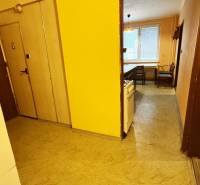 Na predaj : 3 izbový byt , centrum , Levice - Chodba vedie do kuchyne a obývacej izby v 3-izbovom byte so žltými stenami.