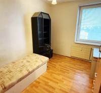 Na predaj : 3 izbový byt , centrum , Levice - Jednolôžková posteľ v izbe, vedľa skrine, s oknom a radiátorom.