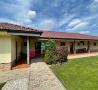 Apartmánový dom na predaj blízko termálneho kúpaliska - Na ulici neuvedené, vidno obchodné priestory s trávnikom a terasou.
