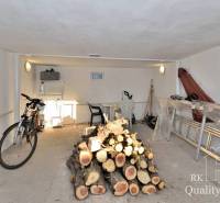 NOVÁ CENA !! SENEC – SLNEČNÉ JAZERÁ JUH – NA PREDAJ - romantická rekre - Garáž Rodinného domu s bicyklom a grilom, uloženie dreva, predmety na ulici Slnečné jazerá juh.