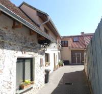 Predaj, rodinný dom Trnava, polyfunkčný objekt s veľ... - Rodinný dom v Trnave so spevneným dvorom a kamennou fasádou.