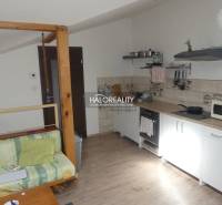 Predaj, rodinný dom Trnava, polyfunkčný objekt s veľ... - Kuchyňa v rodinnom dome s pohovkou, jedálenským stolom a svetlým nábytkom.