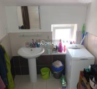 Predaj, rodinný dom Trnava, polyfunkčný objekt s veľ... - Kúpeľňa v rodinnom dome s umývadlom, zrkadlom a práčkou.