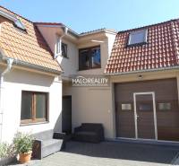 Predaj, rodinný dom Trnava, polyfunkčný objekt s veľ... - Parkovisko pri rodinnom dome v Trnave, s dvoma autami a podkrovnými oknami.