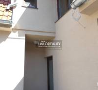 Predaj, rodinný dom Trnava, polyfunkčný objekt s veľ... - Rodinný dom v Trnave s vonkajšou omietkou, strecha so škridlami a detail okolia.