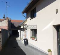 Predaj, rodinný dom Trnava, polyfunkčný objekt s veľ... - Rodinný dom v Trnave s exteriérom dvora a kvetinovou výzdobou.