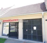 Predaj, rodinný dom Trnava, polyfunkčný objekt s veľ... - Obchod s autosúčiastkami v Trnave v rodinnom dome, s nenápadným vstupom.