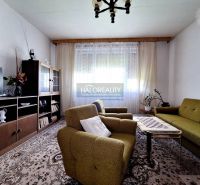 REZERVOVANÉ - Predaj, trojizbový byt Bratislava Petr... - Jedáleň v 3-izbovom byte s drevenou vitrínou a veľkým jedálenským stolom.