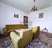 REZERVOVANÉ - Predaj, trojizbový byt Bratislava Petr... - Jasný interiér 3-izbového bytu so starožitným nábytkom, vitrínou a stolom.