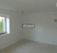 Predaj, rodinný dom Nitra, s výhľadom na Zobor, v ce... - Rodinný dom v Nitre so záhradou a bránou, obklopený zeleňou a jasnou oblohou.