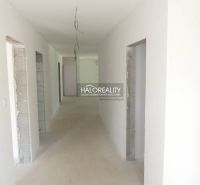 Predaj, rodinný dom Nitra, s výhľadom na Zobor, v ce... - Rodinný dom v Nitre so záhradou a výhľadom na okolitú krajinu.