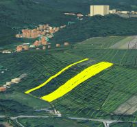  Stavebné pozemky 11 558 m² v atraktívnej lokalite Častá – Píla - Letecký pohľad na pozemky na bývanie v Častej, zvýraznené žltou farbou.