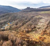  Stavebné pozemky 11 558 m² v atraktívnej lokalite Častá – Píla - Lesnatá krajina v Častej, pozemky - bývanie, s rozptýlenými domami a kopcovitým terénom.