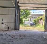 Garážový / skladový objekt s pozemkom – Galvaniho ulica - Otvorená garáž v Bratislave - Ružinove na Galvaniho ulici s výhľadom na dvor.