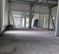 Garážový / skladový objekt s pozemkom – Galvaniho ulica - Priestor garáží s oceľovou konštrukciou, vybavený rebríkom a ďalšími nástrojmi.