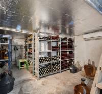 Priestranný 7-izbový dom na skok od centra – Senec - Vinotéka s policami plnými fliaš v rodinnom dome.