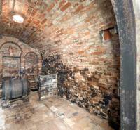 Priestranný 7-izbový dom na skok od centra – Senec - Klenbová vínna pivnica s dreveným sudom v Rodinnom dome.