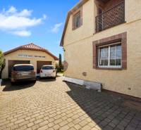 Priestranný 7-izbový dom na skok od centra – Senec - Rodinný dom v Senci s garážou, dvoma autami a dláždeným dvorom.