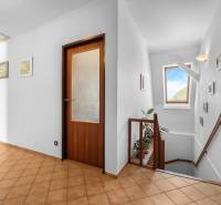 Priestranný 7-izbový dom na skok od centra – Senec - Rodinný dom s drevenými dverami, keramickou podlahou a schodiskom pri okne.