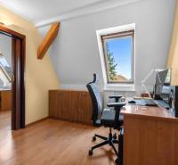 Priestranný 7-izbový dom na skok od centra – Senec - Domáce pracovisko s drevenou podlahou, strešným oknom a písacím stolom v rodinnom dome.