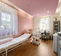 Priestranný 7-izbový dom na skok od centra – Senec - Zdravotnícka miestnosť v rodinnom dome s posteľou, stolíkom a regálmi.