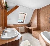 Priestranný 7-izbový dom na skok od centra – Senec - Kúpeľňa v rodinnom dome s dvojitým umývadlom a rohovou vaňou.