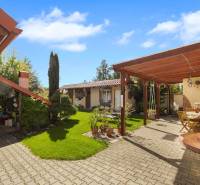 Priestranný 7-izbový dom na skok od centra – Senec - Rodinný dom v Senci s terasou, záhradným posedením a zeleným trávnikom.