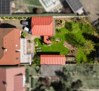 Priestranný 7-izbový dom na skok od centra – Senec - Letecký pohľad na rodinný dom v Senci s dvorom a záhradou.