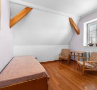 Priestranný 7-izbový dom na skok od centra – Senec - Podkrovná izba so sedačkou, kreslami a stolíkom v rodinnom dome.
