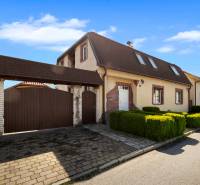 Priestranný 7-izbový dom na skok od centra – Senec - Rodinný dom v Senci so šikmou strechou a bránou v tichej ulici.