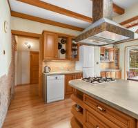 Priestranný 7-izbový dom na skok od centra – Senec - Drevená kuchyňa v rodinnom dome s ostrovčekom, spotrebičmi a jedálenským kútom.