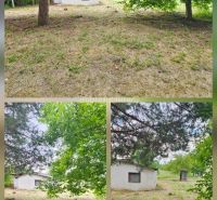 Jedinečný pozemok pod lesom v obci Sokolovce 675m2 – tiché miesto s ve - Drevená chata obklopená stromami a čistinkou v záhradách Sokoloviec, ideálna na relax.
