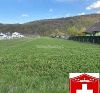 Jedinečný pozemok pod lesom v obci Sokolovce 675m2 – tiché miesto s ve - Rozľahlá zelená plocha obklopená domami v záhradách pri Sokolovciach.