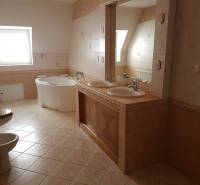 PREDAJ - 6 izbový rodinný dom s bazénom pri Nitre - Kúpeľňa v rodinnom dome so sprchou a dvoma umývadlami, bidet a okno.