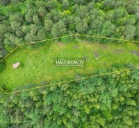 Predaj, orná pôda   4565 m2 Považská Bystrica, Miloc... - Letecký pohľad na lesné pozemky v obci Považská Bystrica, obklopené hustými zelenými stromami.