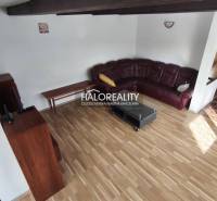 Predaj, rodinný dom Blatné - Obývacia izba s rohovou sedačkou v rodinnom dome, drevená podlaha, televízor a stôl.