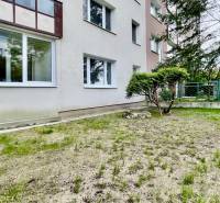 TOP ZREKONŠTRUOVANÝ PRIESTRANNÝ 2-IZBOVÝ BYT S PREDZÁHRADKOU,  BA IV - Bytový dom s malou predzáhradkou a zeleňou na ulici Jána Stanislava, Bratislava - Karlova Ves.